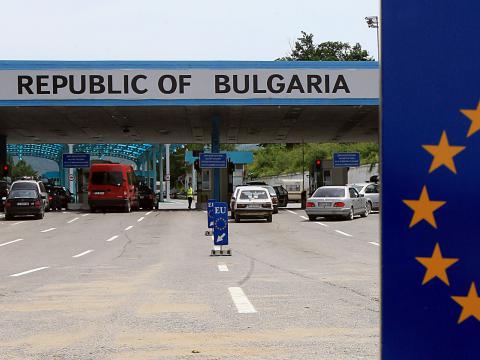 Пропускателният режим за български превозвачи на границата с Република Македония се опростява